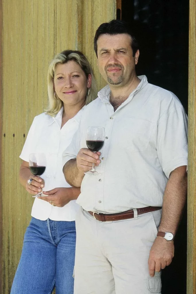 Château de Chainchon - Michelle et Patrick Érésué, un verre de rouge à la main