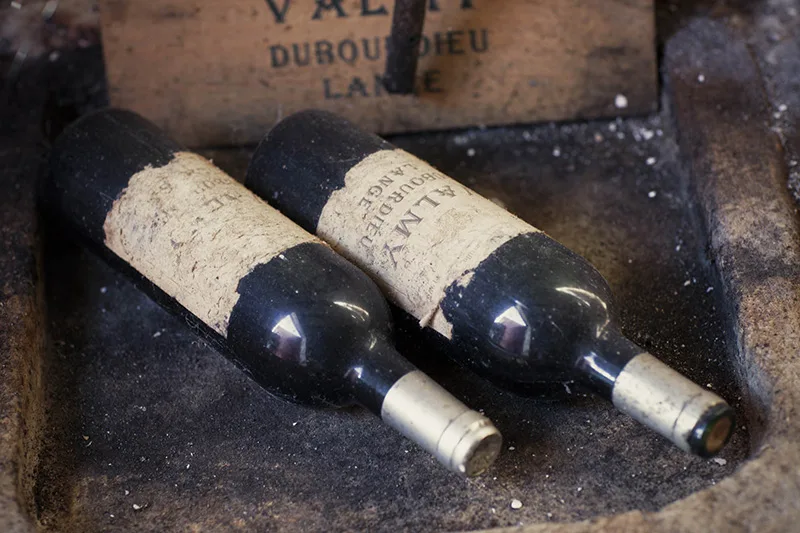 Château de Chainchon - Vieilles bouteilles couchées dans une caisse Valmy Dubourdieu-Lange