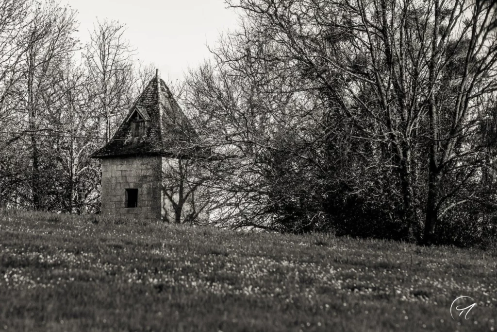 Château de Chelivette - La tour carrée du télégraphe Chappe sur le coteau