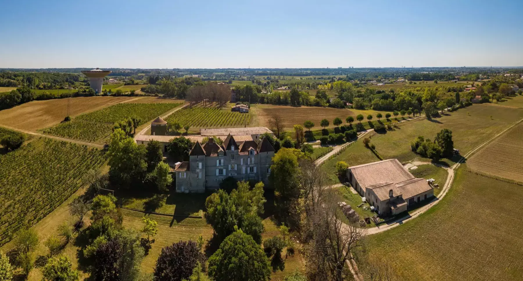 Château de Chelivette - Vue aérienne du château, de ses vignes et de ses prairies