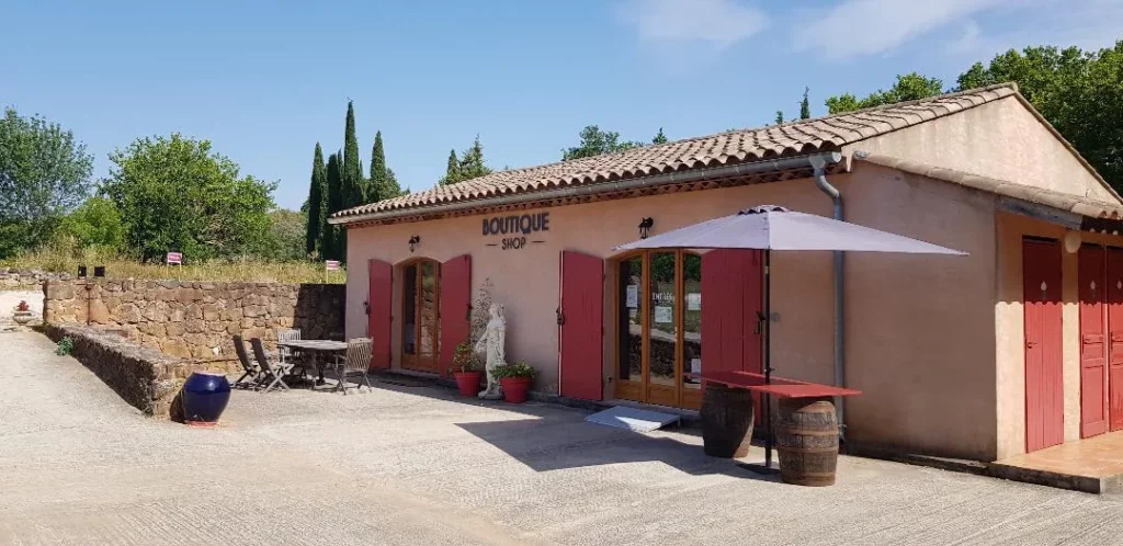 Château de la Bégude - La façade de la boutique du domaine et sa terrasse