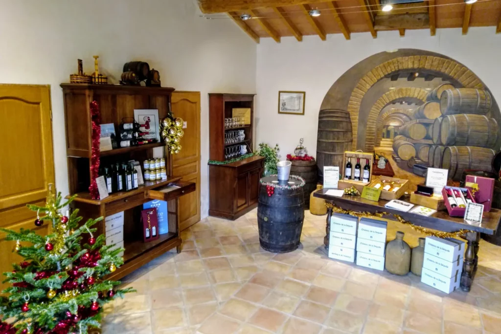 Château de la Bégude - L’intérieur de la boutique du domaine et son fond de foudre