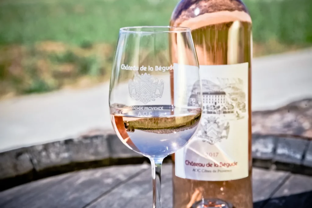 Château de la Bégude - Le rosé servi sur un vieux fût en bordure de vigne