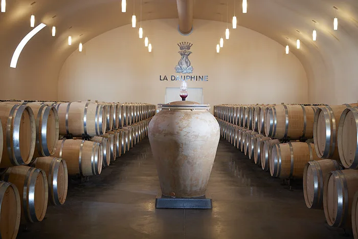 Château de La Dauphine - Amphore en argile au centre du chai à barriques