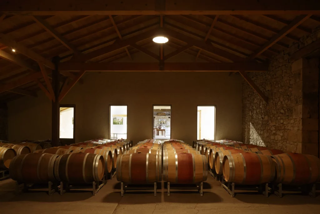 Château de la Jaubertie - Chai à barriques sous charpente bois