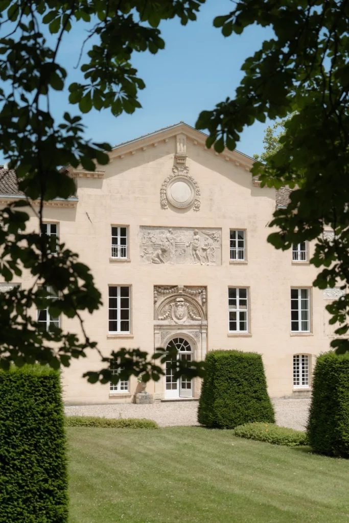 Château de la Jaubertie - Façade Directoire du château avec son fronton et son bas-relief