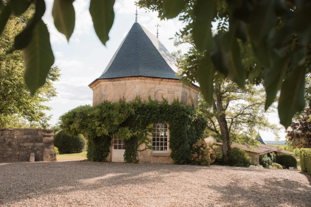 Château de la Jaubertie - Tour octogonale à toit d’ardoise couverte de lierre