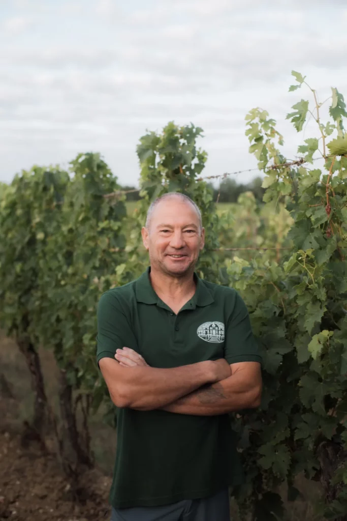 Château de la Jaubertie - Thierry, chef de culture, dans les vignes