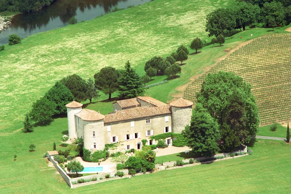Château de la Selve - Vue aérienne du château, de ses vignes et de la rivière Chassezac