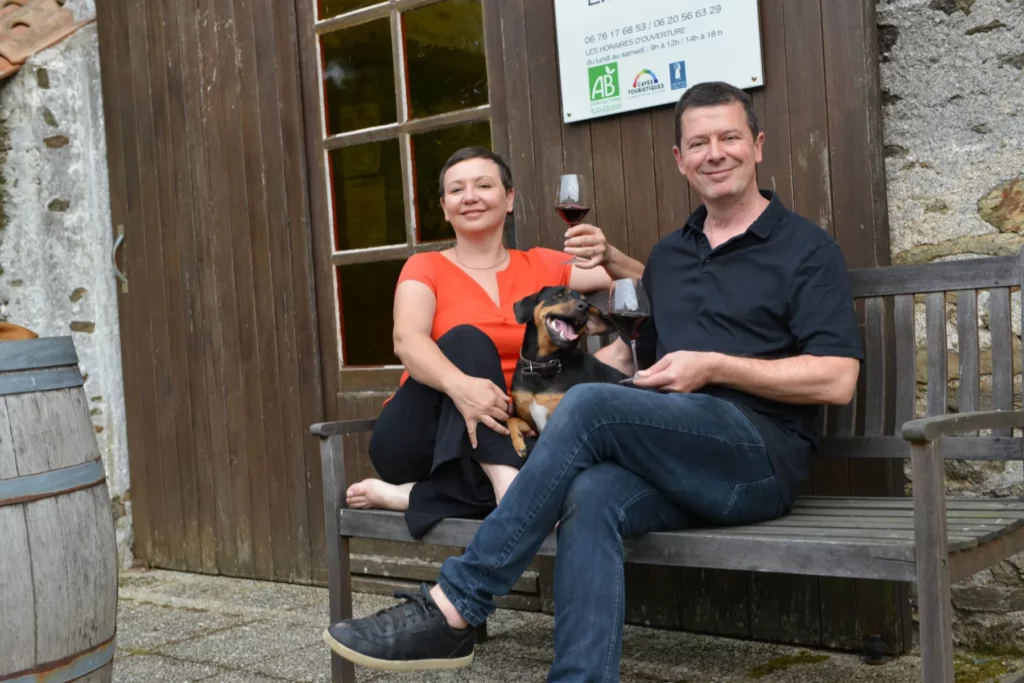 Château de la Viaudière - Agnès et Pierre-Antoine Giovannoni sur le banc du caveau, avec leur chien