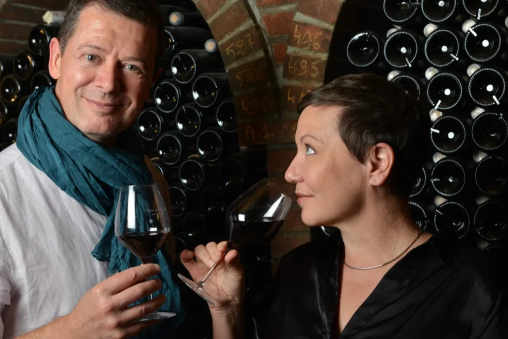 Château de la Viaudière - Pierre-Antoine et Agnès Giovannoni, verre de rouge en main, dans la cave voûtée