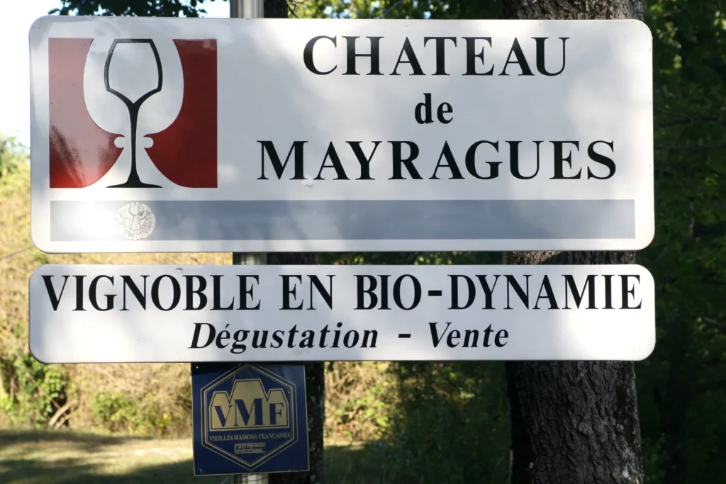 Château de Mayragues - Panneau du vignoble en biodynamie à l’entrée du domaine