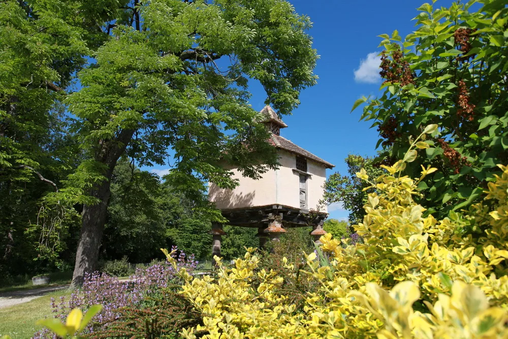 Château de Mayragues - Le pigeonnier sur colonnes de pierre près du chai