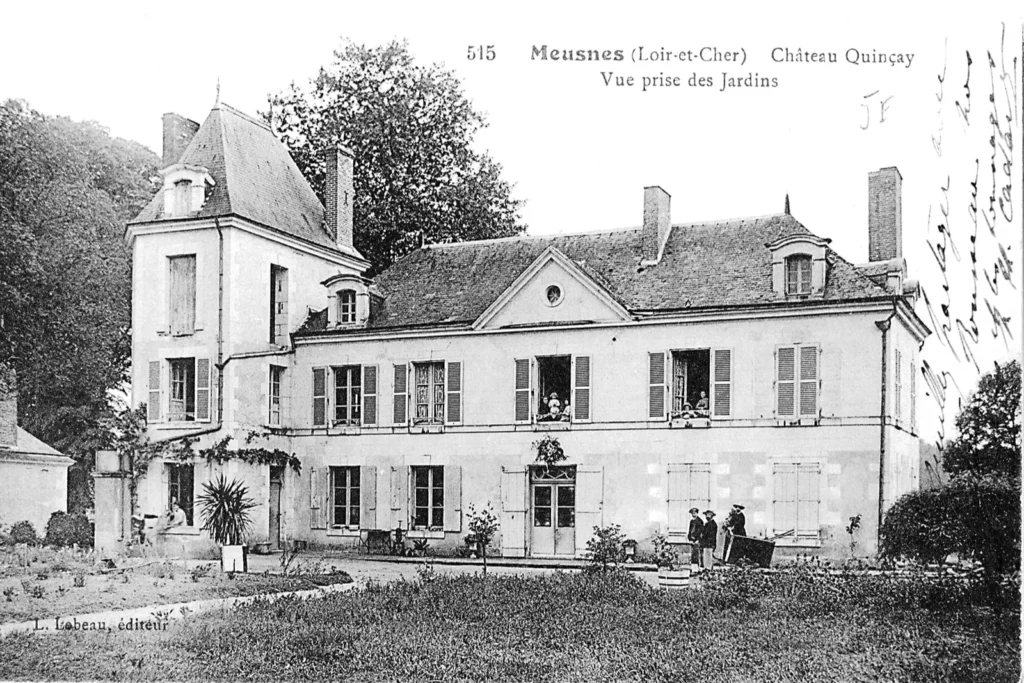 Château de Quinçay - Le château vu des jardins sur une carte postale ancienne de Meusnes