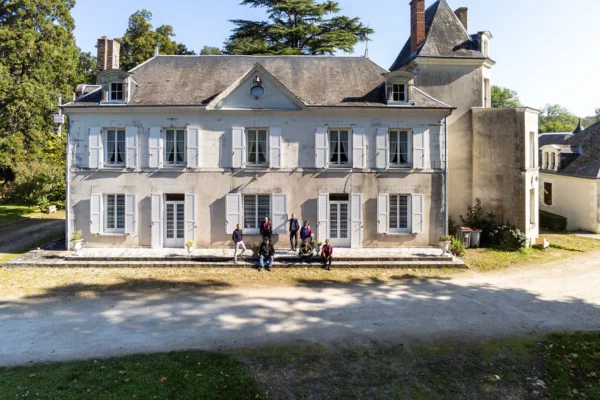 Château de Quinçay - La façade du château et sa cour, sous un ciel d’automne