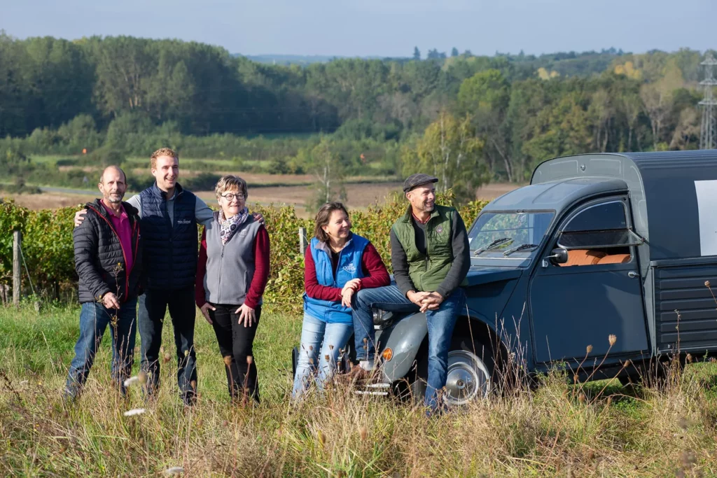 Château de Quinçay - La famille Cadart dans les vignes, à côté d’une 2CV fourgonnette