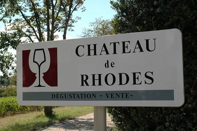 Château de Rhodes - Panneau dégustation et vente à l’entrée du domaine