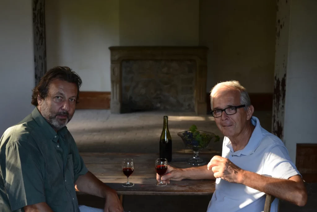 Château des Éclaz - Les deux associés à la table de dégustation, dans une salle du château