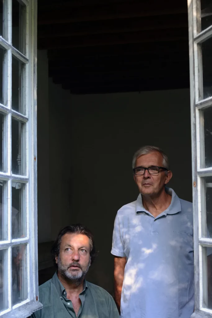 Château des Éclaz - Jean-Pierre Gros et Michel Roussille à une fenêtre du château