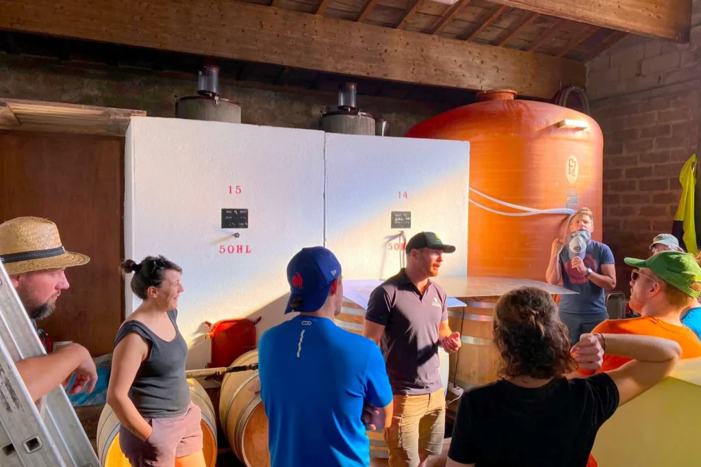 Château du Grand Roc - Visite dans le chai, entre cuves et barriques