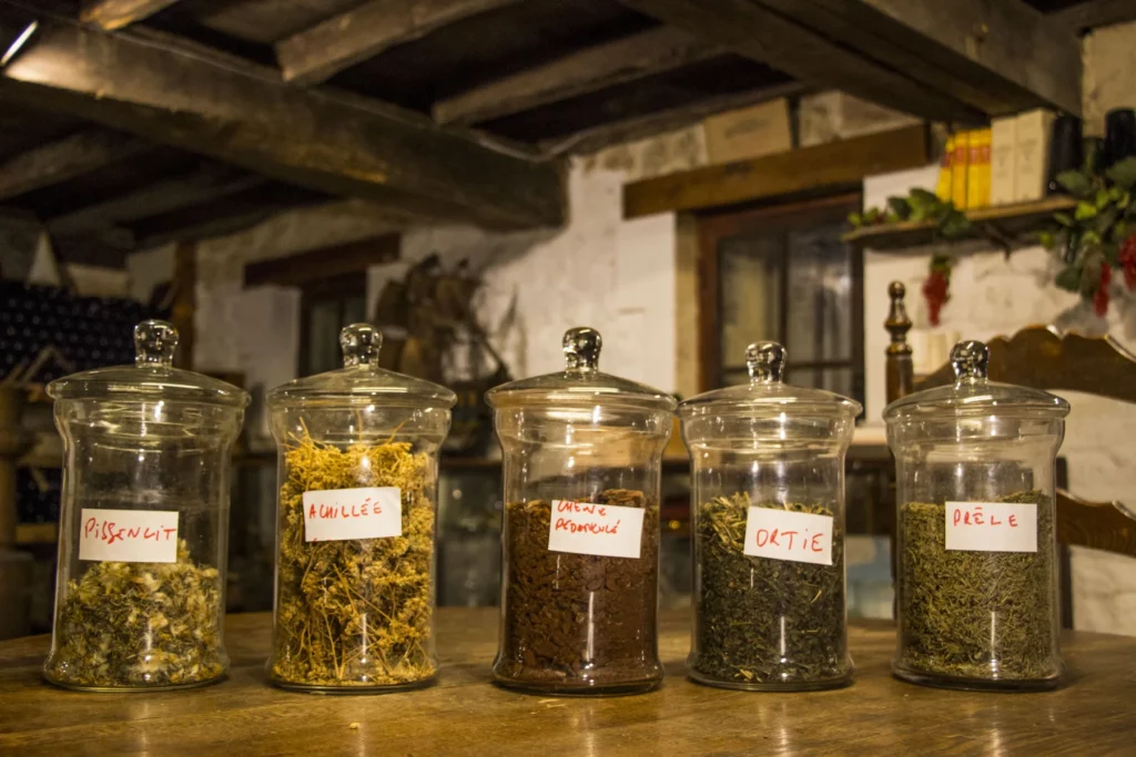 Château Fougas - Bocaux de plantes séchées pour les tisanes de biodynamie