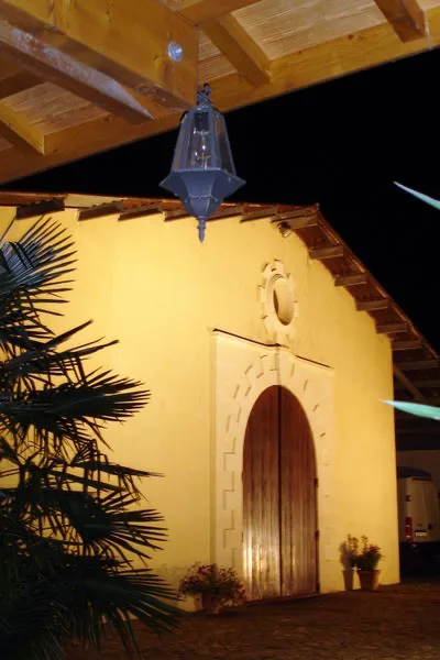 Château Gadet Terrefort - La porte du chai éclairée de nuit