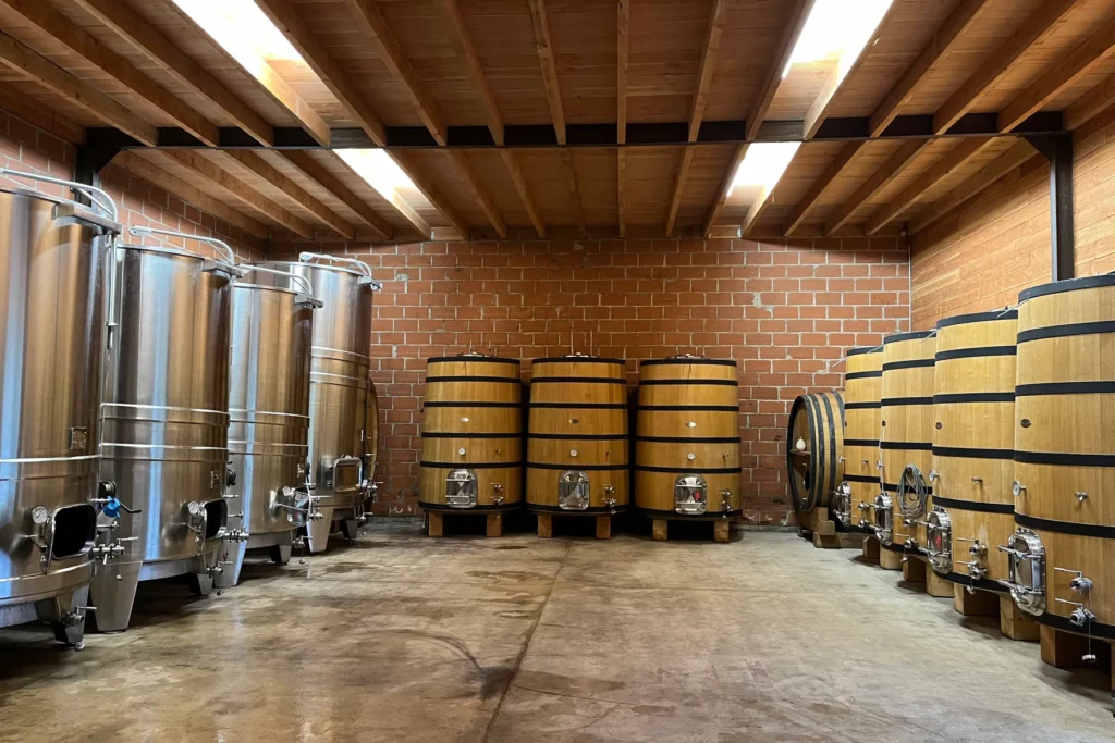 Domaine La Colombière - Le chai, ses cuves inox et ses foudres de chêne
