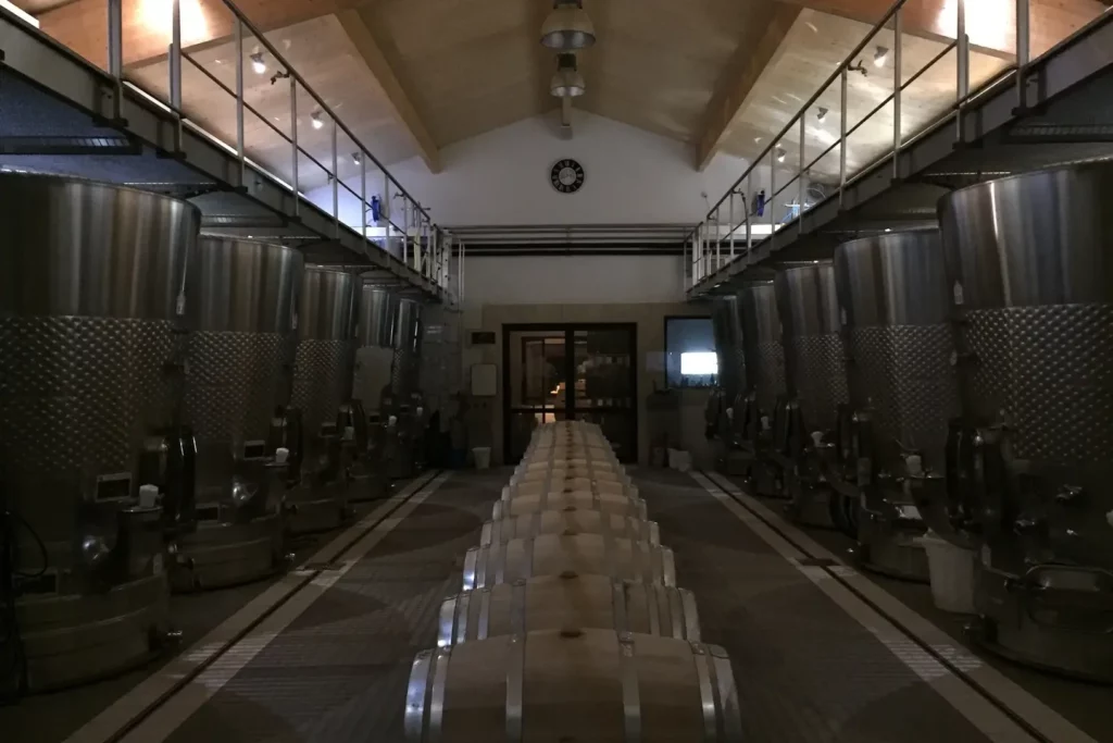 Château La Grâce Fonrazade - Le chai, ses cuves inox et une rangée de barriques