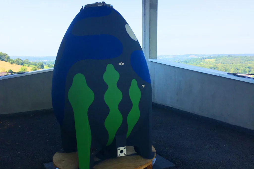 Château Lafitte - La cuve ovoïde en béton peinte par Steven Burke