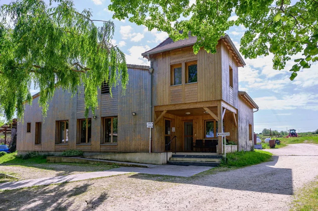 Château les Miaudoux - Le bâtiment en bois de la dégustation, à l’ombre d’un saule