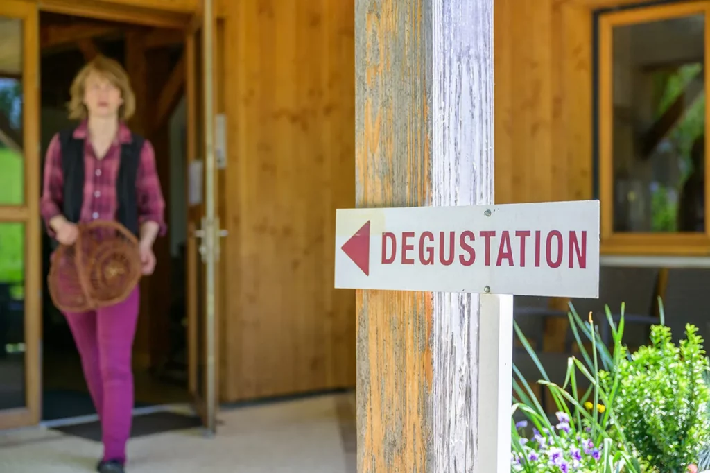 Château les Miaudoux - L’entrée de la salle de dégustation et son panneau fléché