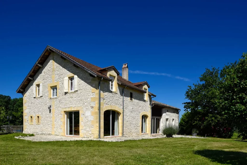 Château les Miaudoux - Le gîte en pierre blonde, à cent mètres de la propriété