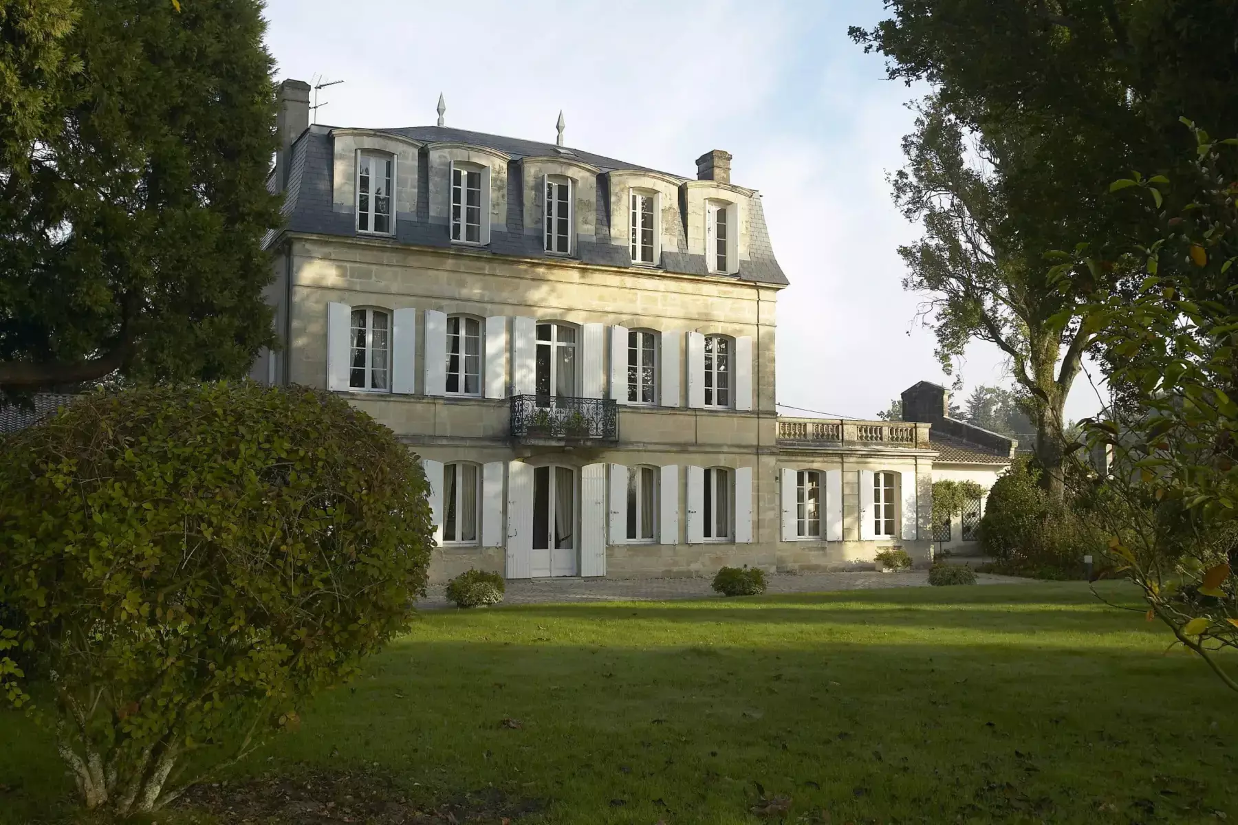 Château Paloumey - La façade de la maison bourgeoise au bout de sa pelouse