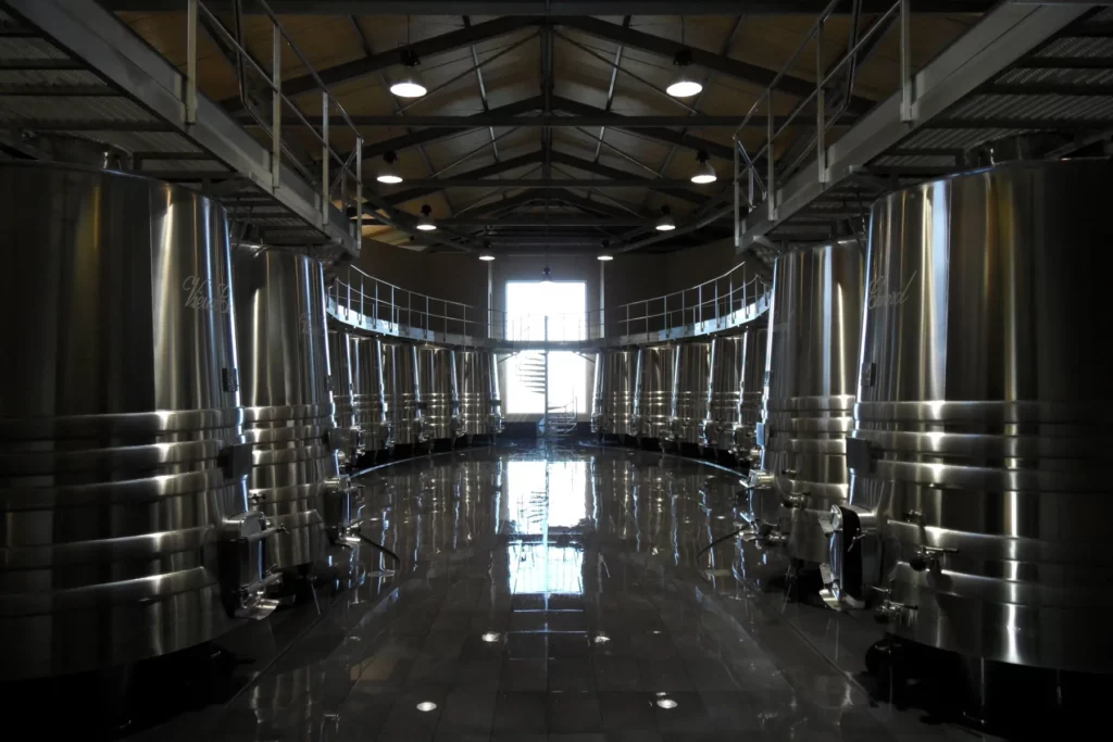 Château Vieux Chevrol - Le cuvier et ses cuves inox thermorégulées