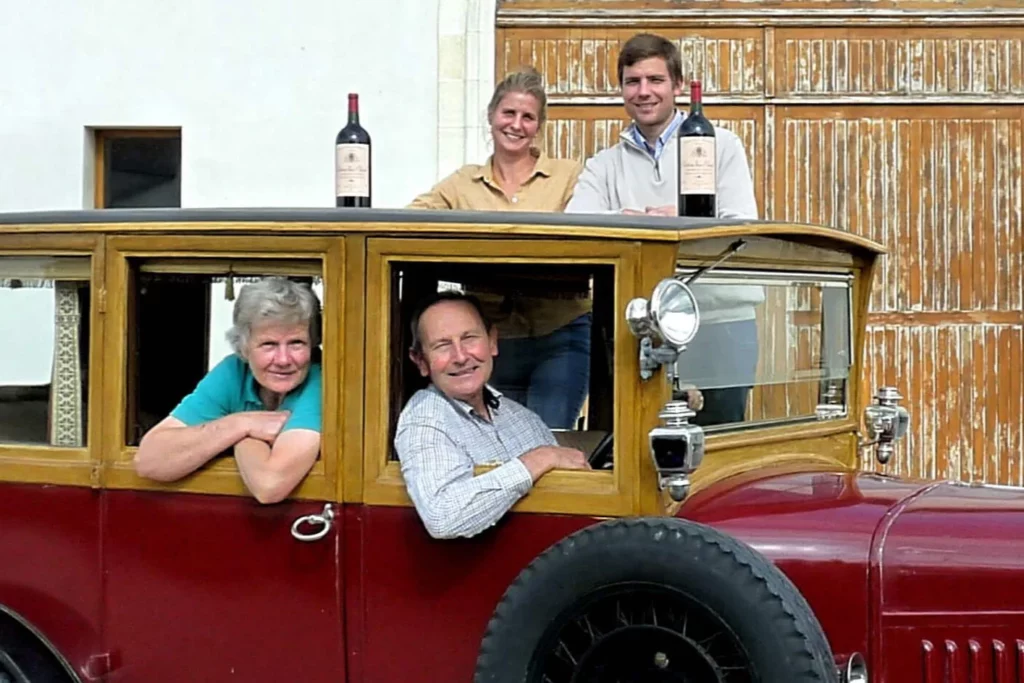 Château Vieux Chevrol - La famille Champseix réunie autour d’une voiture ancienne