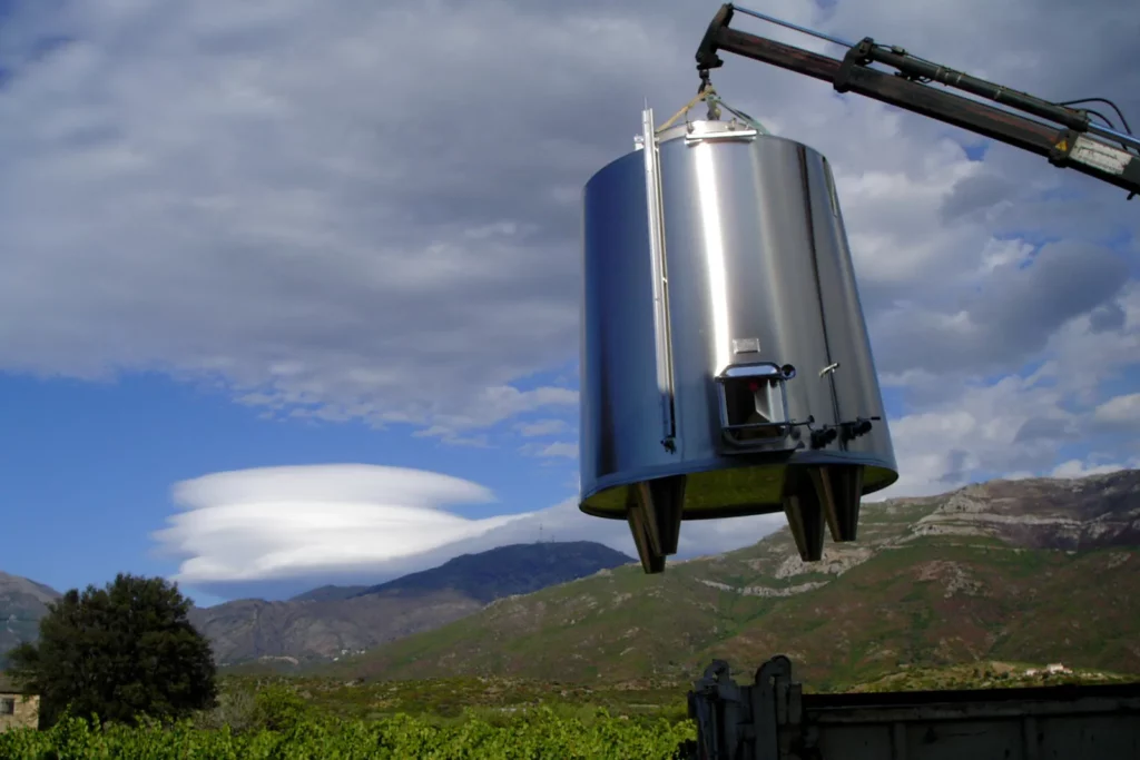 Clos Signadore - Cuve inox hissée par une grue devant les vignes