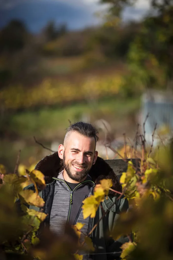 Corentin Houillon - Portrait du vigneron dans ses vignes aux couleurs d’automne