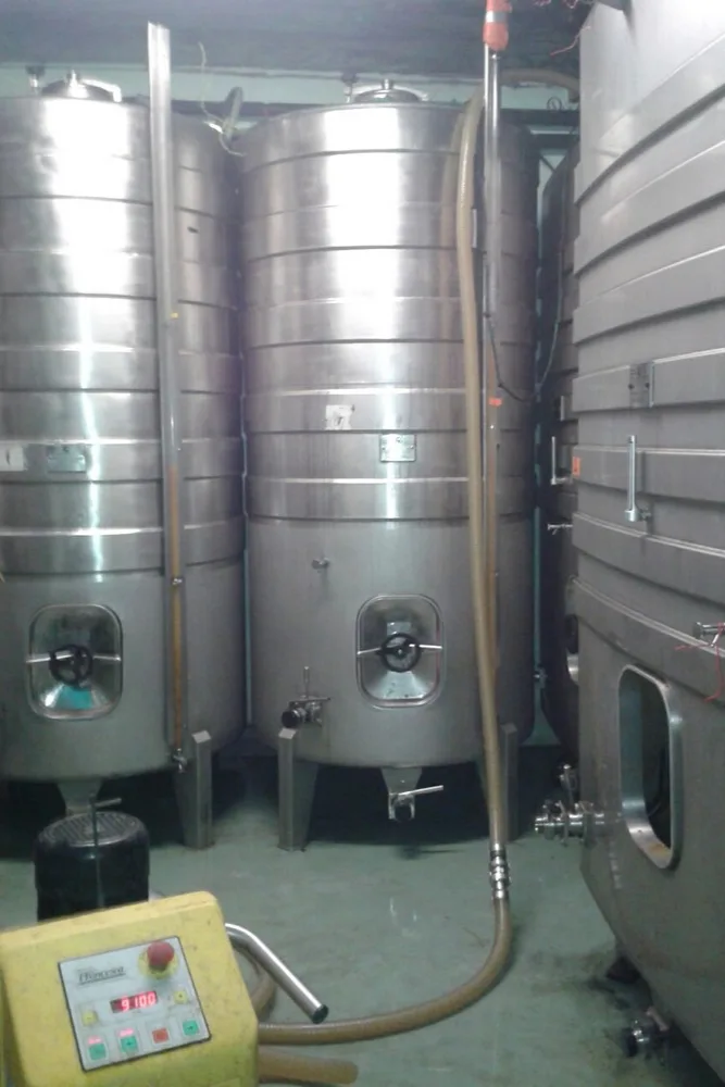 Domaine Achard-Vincent - Cuves en inox du chai de vinification