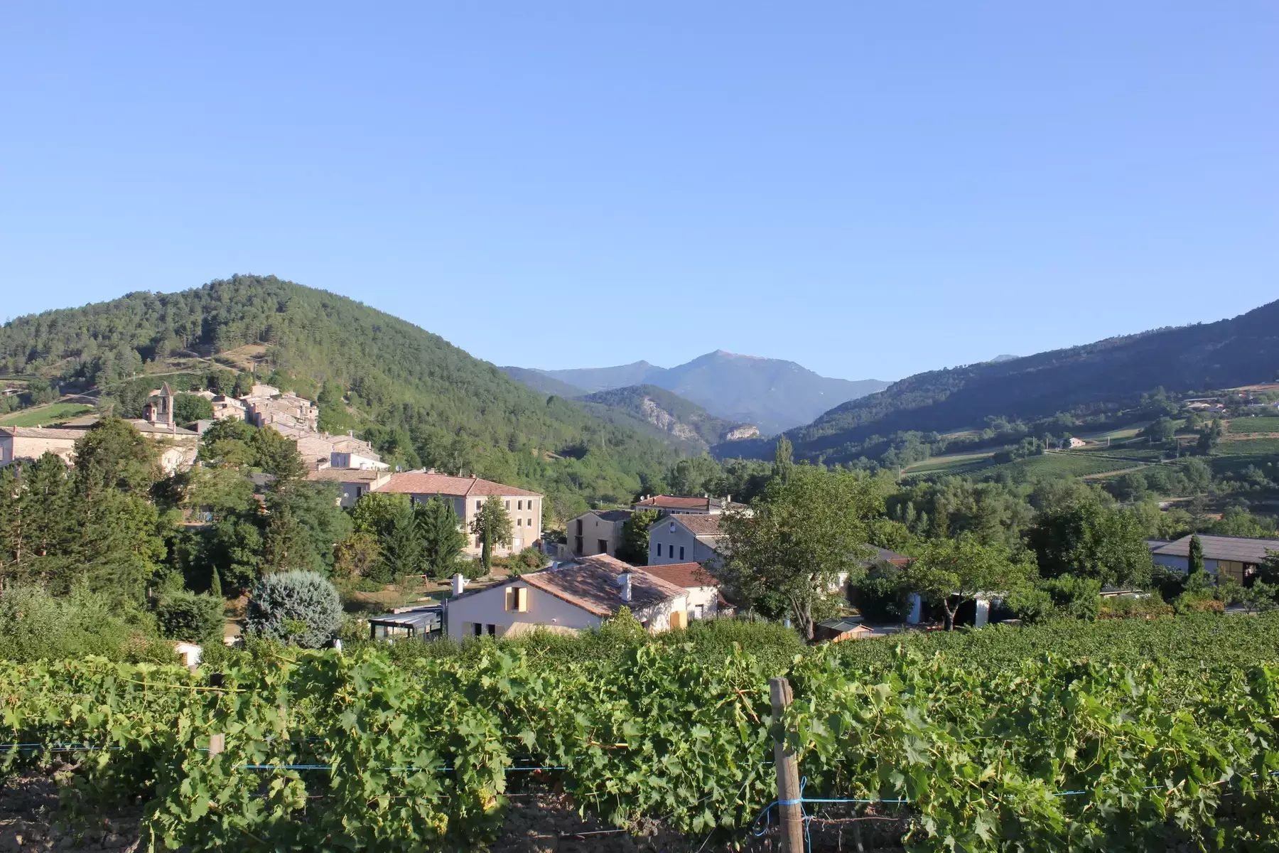 Domaine Achard-Vincent - Le village de Sainte-Croix au-dessus des vignes, dans la vallée de la Drôme