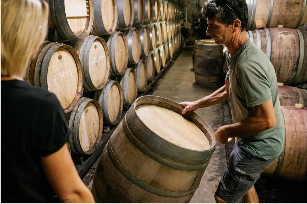Domaine Alain Voge - Laurent Martin déplace une barrique dans le chai