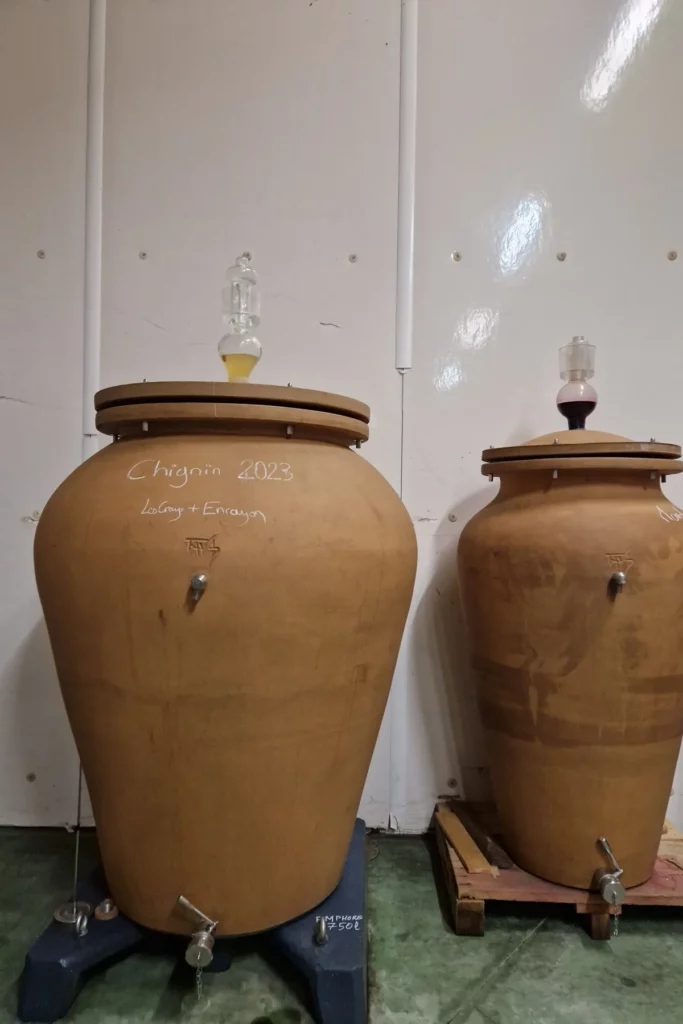 Domaine Anne-Sophie et Jean-François Quénard - Amphores en terre cuite dans le chai