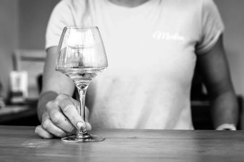 Domaine Anne-Sophie et Jean-François Quénard - La famille Quénard parmi les fûts du chai