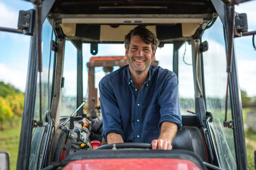 Domaine Arnaud Lambert - Arnaud Lambert au volant de son tracteur dans le vignoble