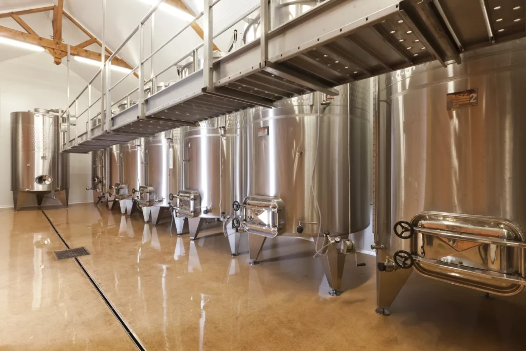 Domaine Benoit Badoz - Cuves en inox alignées dans la cuverie