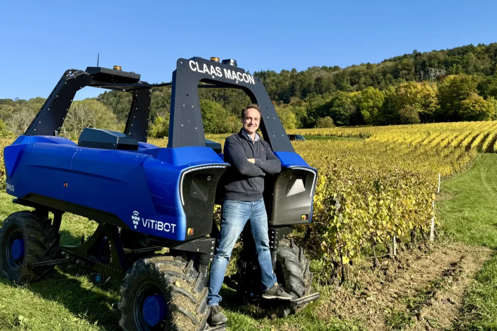 Domaine Benoit Badoz - Le vigneron à côté de son robot enjambeur électrique
