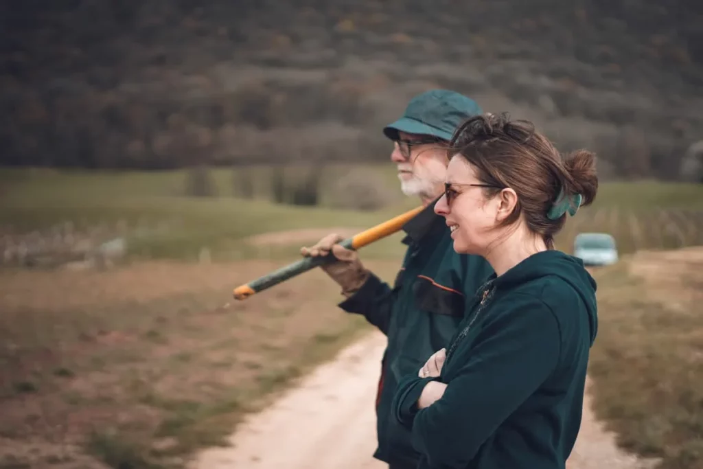 Domaine Berthet-Bondet - Un vigneron et une vigneronne sur un chemin de vigne
