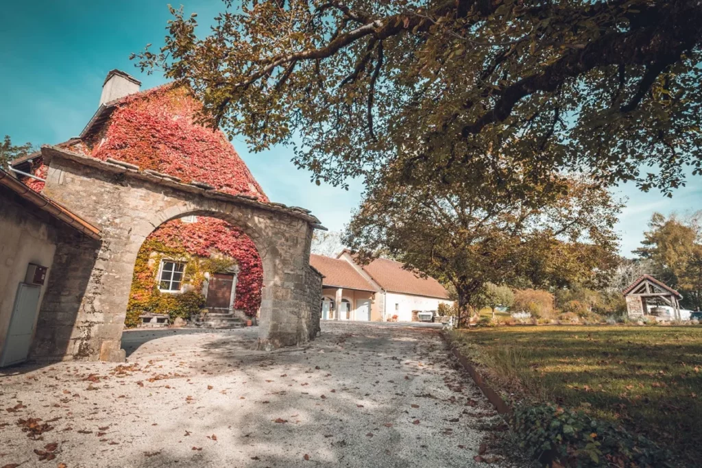 Domaine Berthet-Bondet - Porche de pierre à l’entrée de la cour du domaine