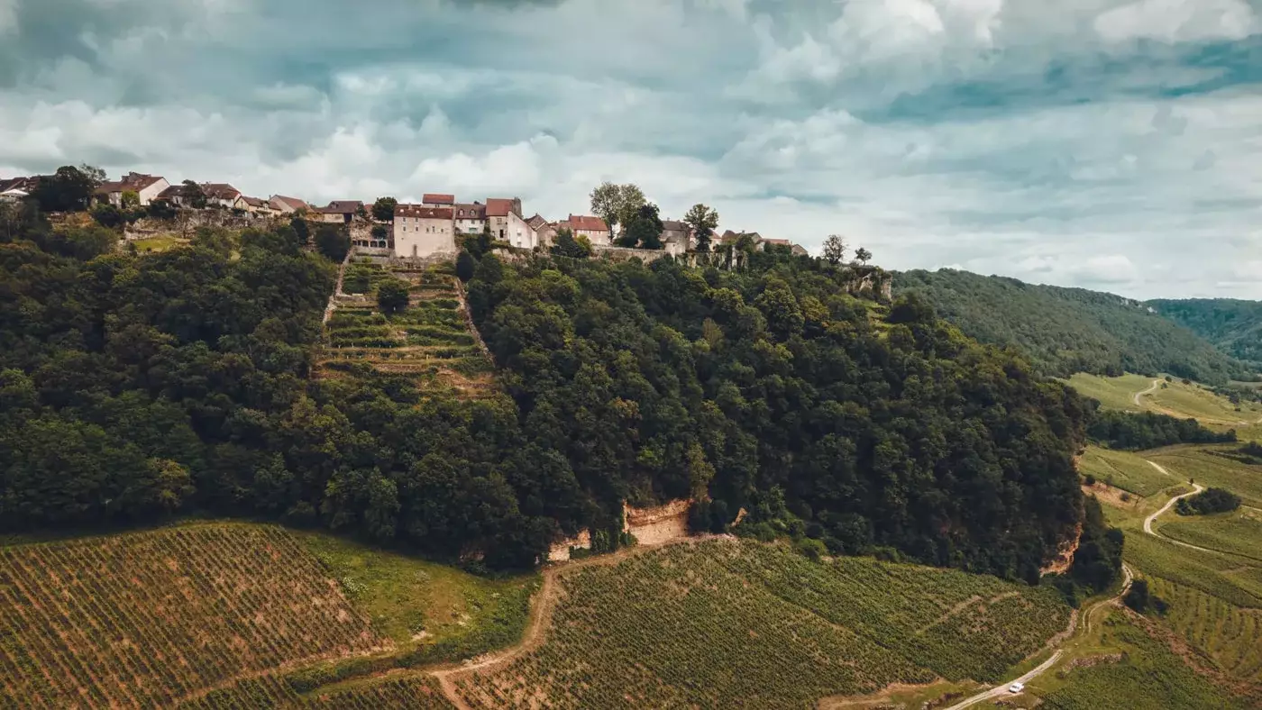 Domaine Berthet-Bondet - Le village de Château-Chalon perché au-dessus des vignes