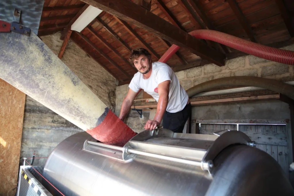Domaine Bonnet-Cotton - Chargement du pressoir sous la charpente du cuvage