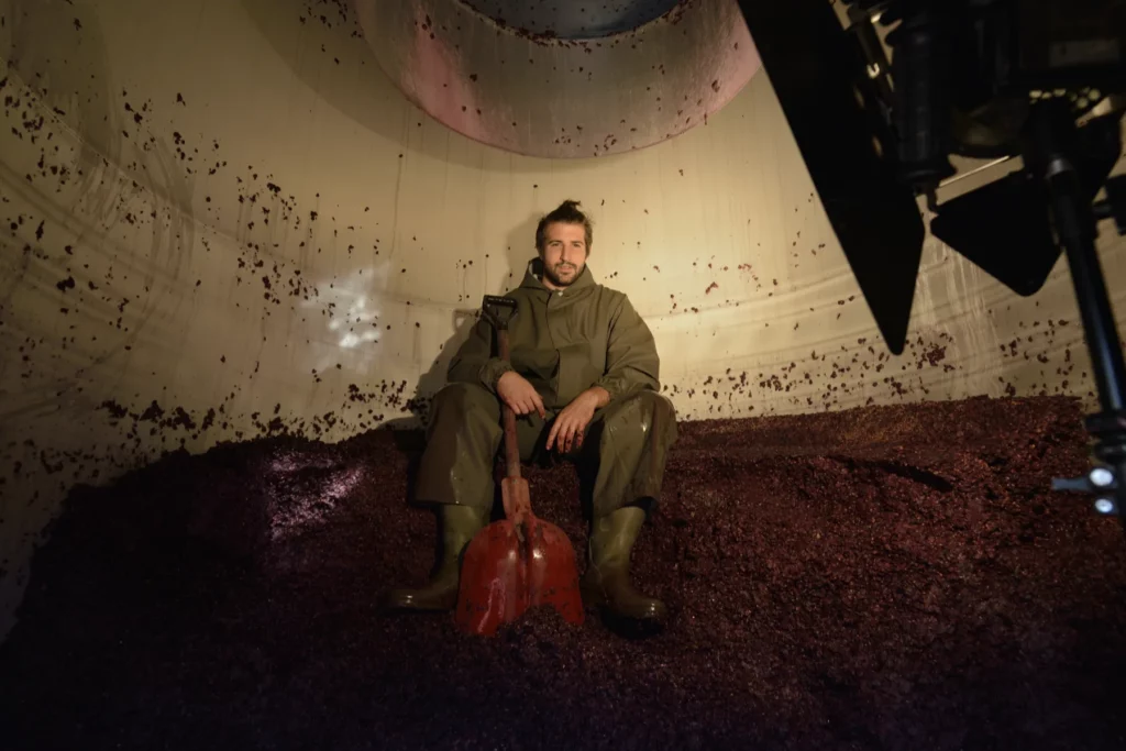 Domaine Chaume-Arnaud - Décuvage à la pelle, au fond d’une cuve de marc